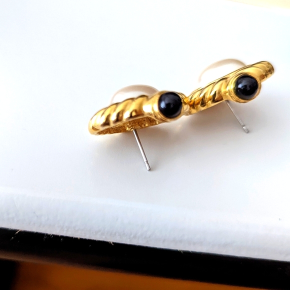 Vintage gold tone and Pearl  earrings for pierced ears. - Picture 3 of 4